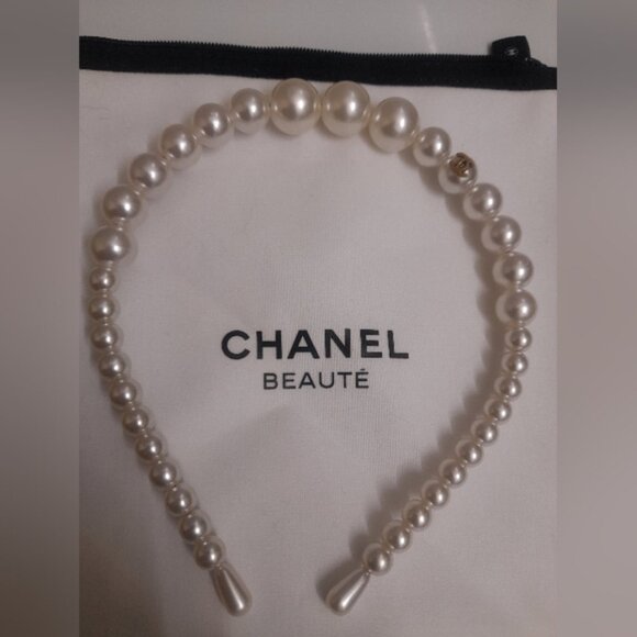 Chanel Pearl Headband - Elegant White Accessory - Picture 2 of 15